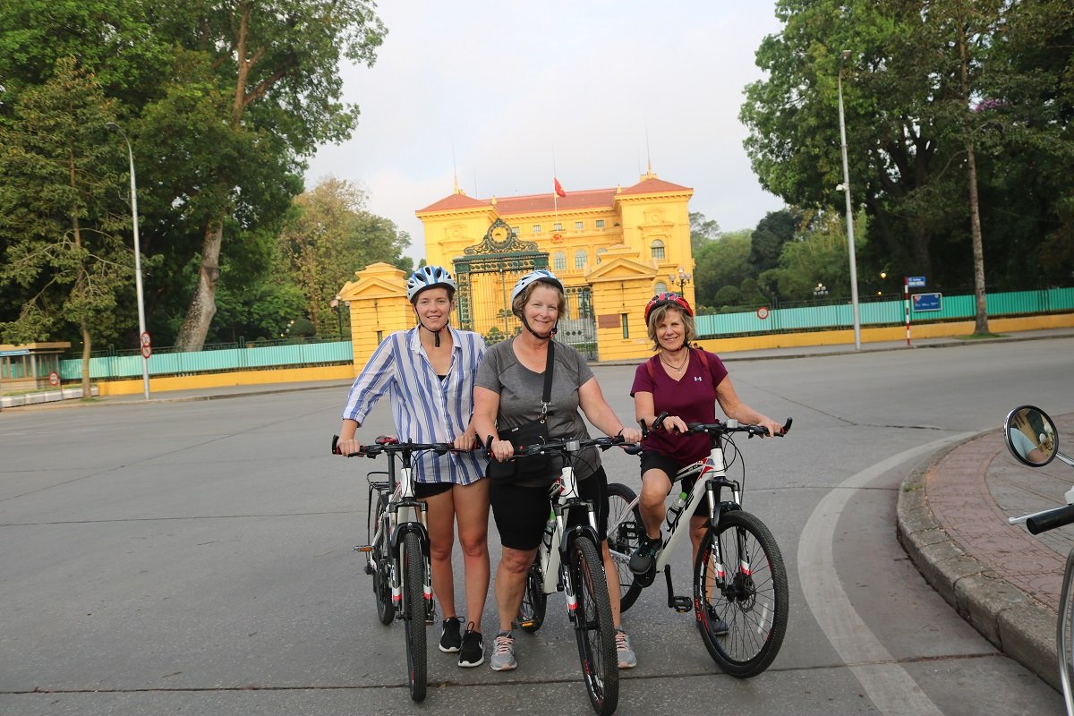 Hanoi City Bike Tour in Early Morning